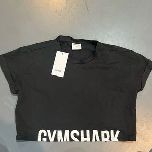 Black cropped gymshark tee